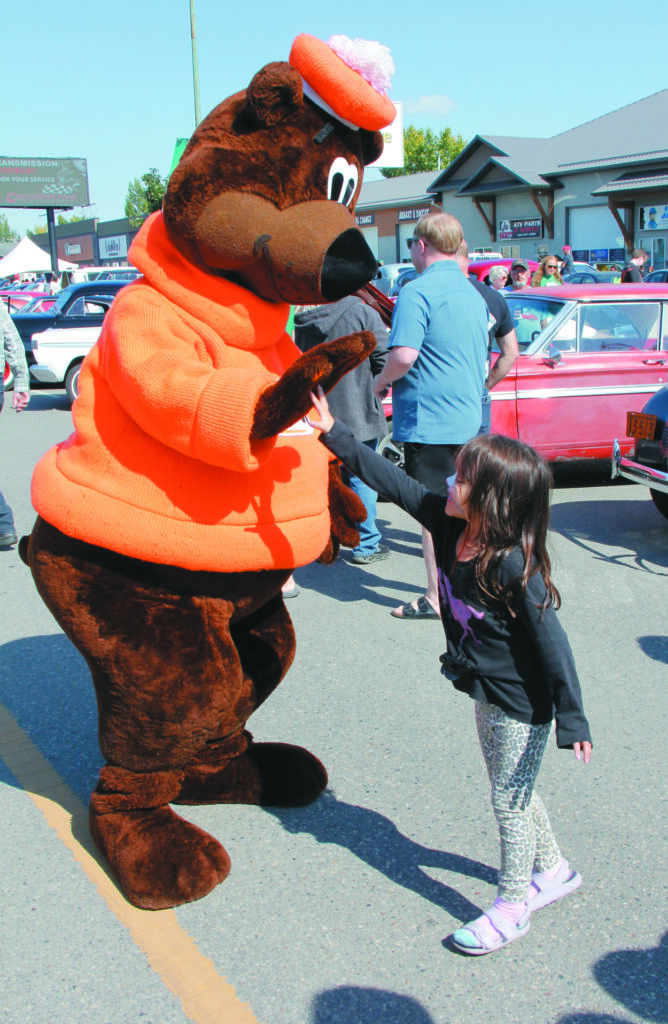 sawyer hunt high five bear 2-CMYK