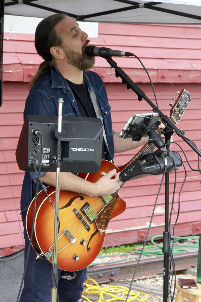 Kris Klyne playing music 2